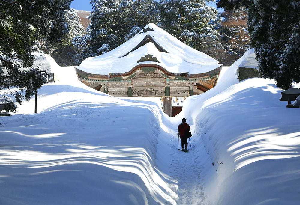 冬日的大神山神社奥宫的放大照片。