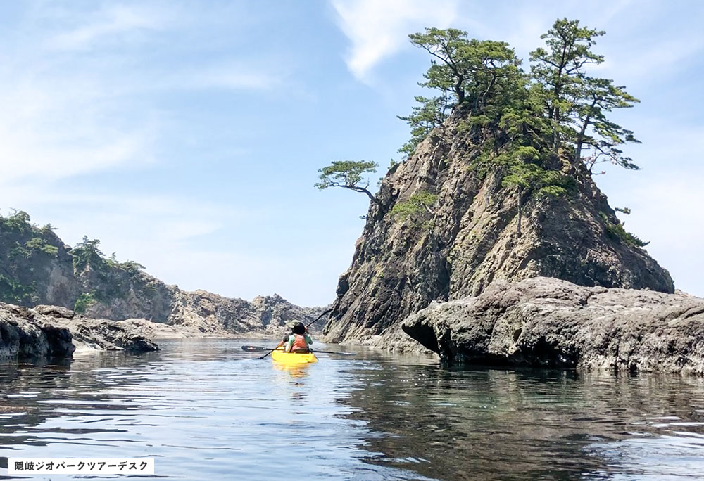 Large Photo:Sea kayaking