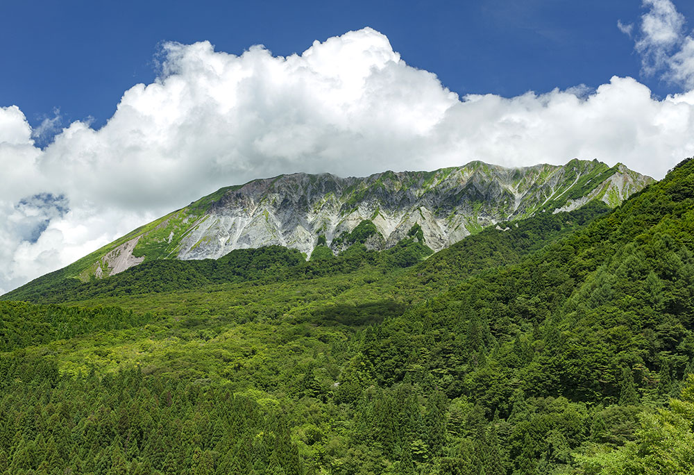 Large Photo:Mt. Daisen's south wall from Kagikake Toge Pass