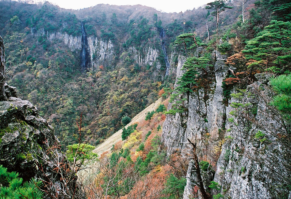 山崖與瀑布的放大相片。