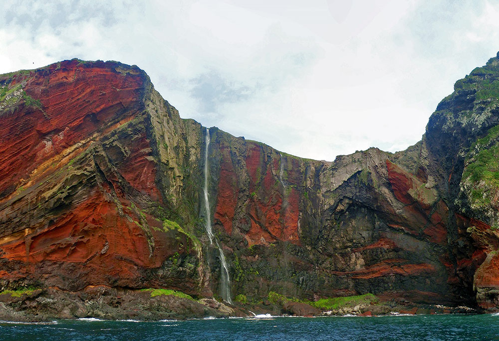 Large Photo:Red cliff from a sightseeing boat