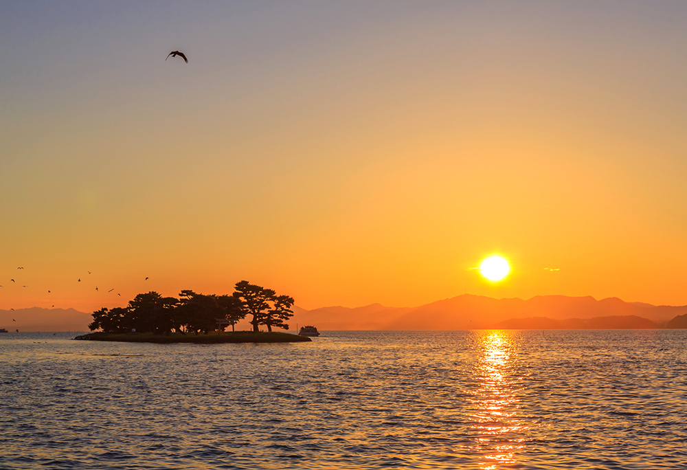 しんじこの拡大写真。しんじこは全国で7番目に大きい湖で、わずかに塩分を含む汽水湖のため魚種が豊富です。特にシジミ、シラウオなどのしんじこしっちんは松江を代表する味覚として有名です。また、絶景夕日観賞スポットとして日本の夕日百選にも登録されており、よめがしまの向こうに沈む夕日は必見です。
