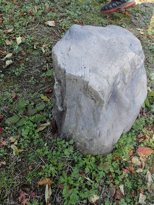 板状節理がよくわかる石