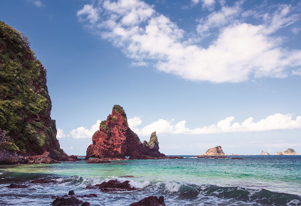 赤崖与湛蓝海水的放大照片。