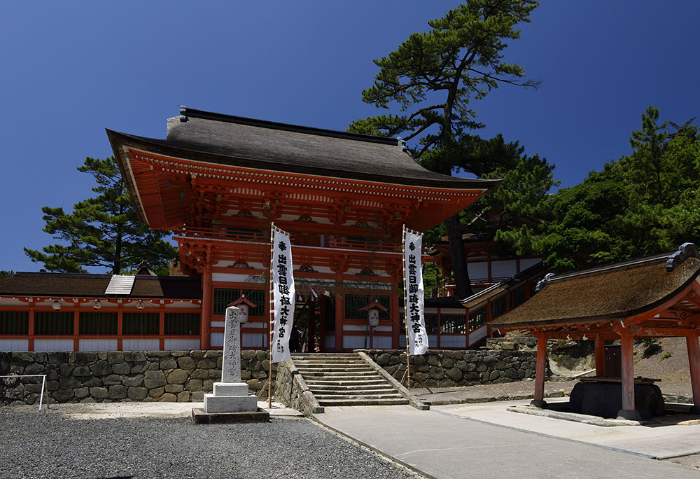 ひのみさき神社の写真。鮮やかな朱色に彩られているひのみさき神社は夕日を象徴する社殿とされています。この画像をクリックした場合、左側の写真が切り替わります。