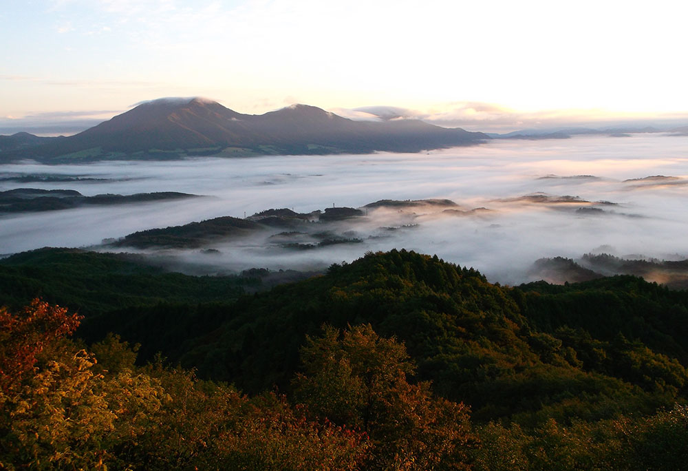 Large Photo:The Three Hiruzen Peaks above a sea of clouds