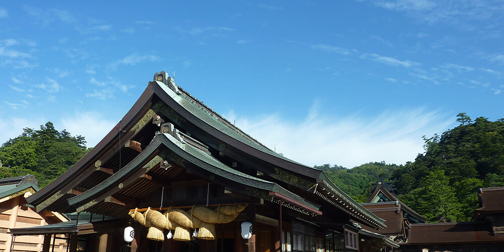 出雲大社は、現存する日本最古の歴史書である「古事記」と「日本書紀」に記されている日本最古の神社の一つです。旧暦10月にかみありづきを迎え、全国の神々が出雲大社に集まると言われています。出雲大社のページに移動。