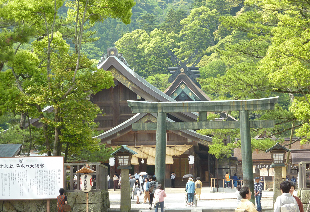 自然景色豐饒的神社院內的放大相片。