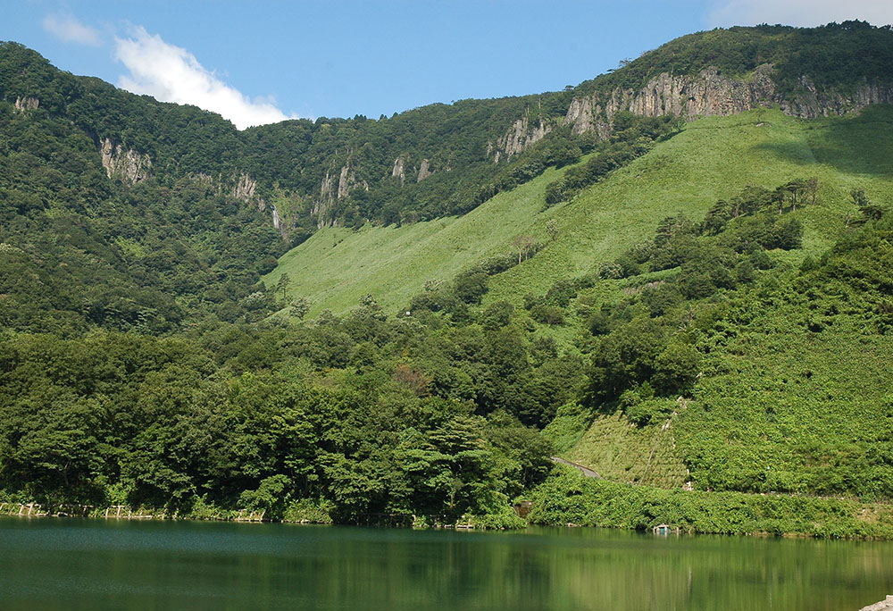 Large Photo:The cliffs from Senjo-san Dam