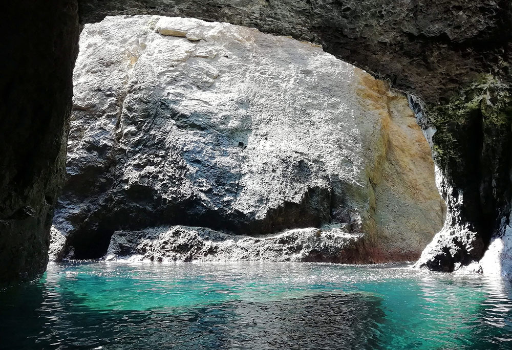 Large Photo:The Mikazuki Bay Cave
